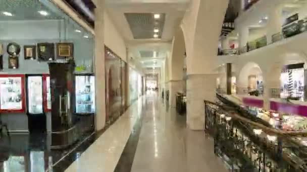 Mouvement à travers le centre commercial moderne timelapse hyperlapse . — Video