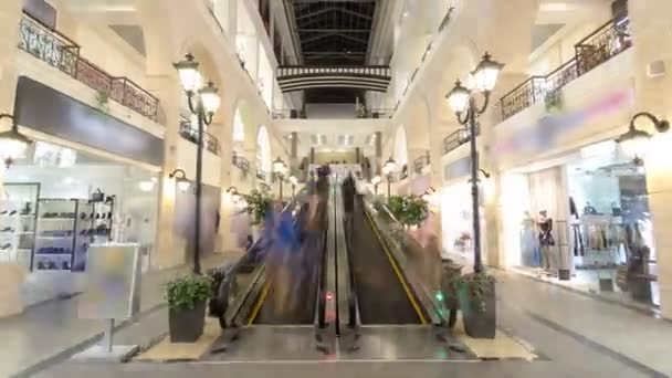 Escaleras mecánicas de movimiento en el moderno centro comercial timelapse hyperlapse . — Vídeo de stock