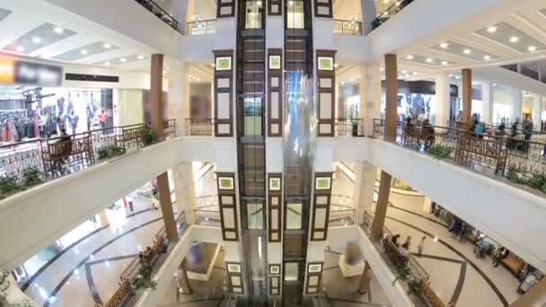 Modern alışveriş merkezi timelapse hyperlapse de hareket asansörleri. — Stok video