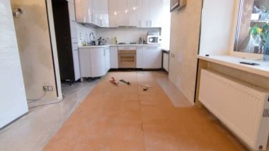 işçi iş timelapse döşeme sırasında ahşap parke kartını takma marangoz