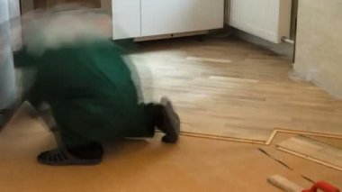 işçi iş timelapse döşeme sırasında ahşap parke kartını takma marangoz