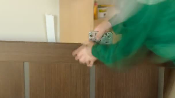 Плотник крупным планом руки с дверным замком во время установки процесса блокировки в деревянные двери Timelapse — стоковое видео