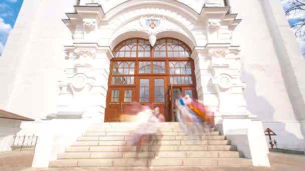 入口的教堂中三位一体士修道院游戏中时光倒流，谢尔盖夫，俄罗斯. — 图库视频影像