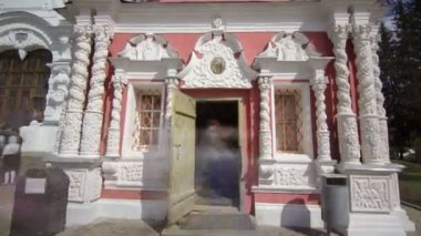 Giriş bir kilisede Trinity Sergius Lavra timelapse, Sergiev Posad, Rusya Federasyonu.