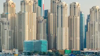 Jumeirah Plaj Konutu Palm Jumeirah 'dan deniz zaman ayarlı. Dubai, Birleşik Arap Emirlikleri