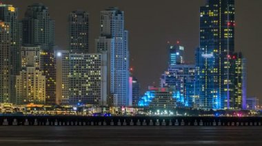 Palm Jumeirah de Dubai, BAE gelen görüldüğü gibi Dubai Marina manzarası gece timelapse.