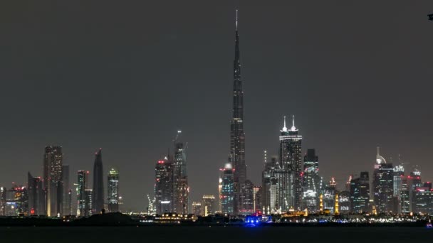 Skyline z centra Dubaje v noci timelapse. — Stock video