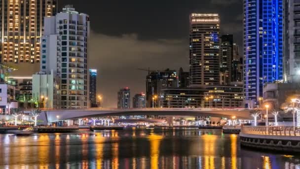 Vista de Dubai Marina Towers y canal en Dubai noche timelapse — Vídeos de Stock