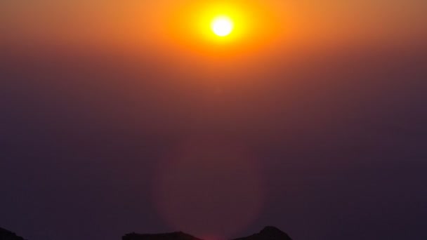 Günbatımı ile kayalar timelapse. Jebel Hafeet öncelikle Al Ain çevresi içinde bulunan bir dağ ve şehrin üzerinde etkileyici bir görünüm sunar. — Stok video