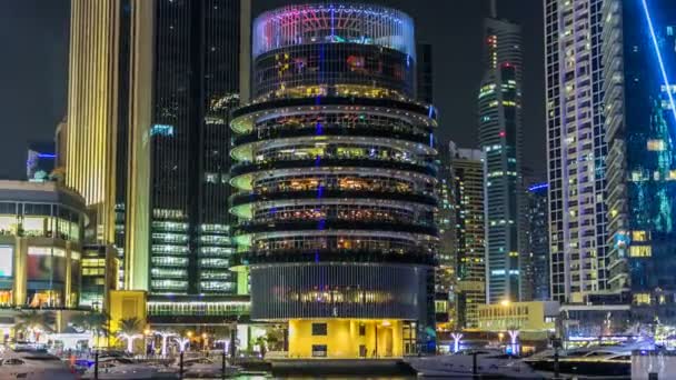Vista de Dubai Marina Towers y canal en Dubai noche timelapse hiperlapso — Vídeo de stock