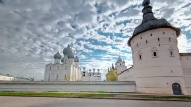 Diriliş Kilisesi ve diğer kiliselerde Rostov Kremlin timelapse hyperlapse.