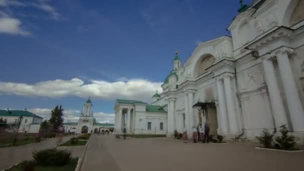 Dimitrievsky Cathedral and Zachatievsky Cathedral of the Spaso-Yakovlevsky Monastery timelapse hyperlapse in Rostov, Russia. — Stock Video