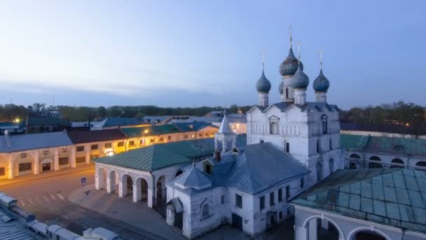 Vista de la Iglesia de nuestro Salvador en el mercado día a noche timelapse en el centro histórico de Rostov el Grande — Vídeo de stock