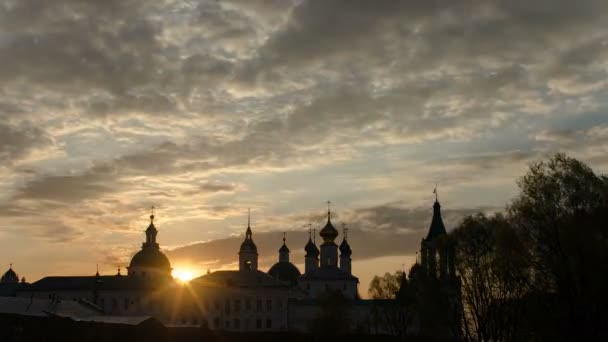 Vista do Mosteiro Spaso-Yakovlevsky em Rostov Veliky do lago Neros em uma timelapse do nascer do sol — Vídeo de Stock