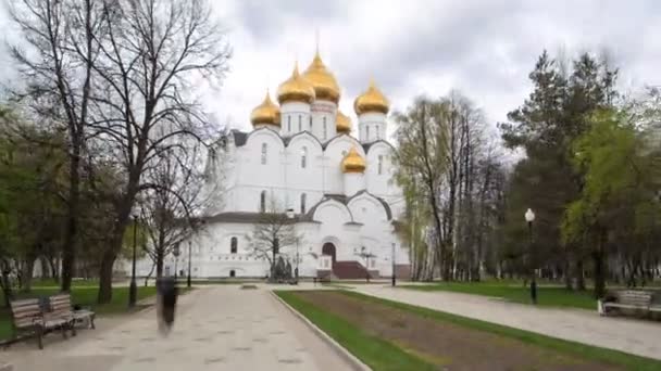 Varsayım kilise timelapse hyperlapse veya Dormition Katedrali yaz, Yaroslavl şehir Volga Nehri, Rusya Federasyonu. — Stok video