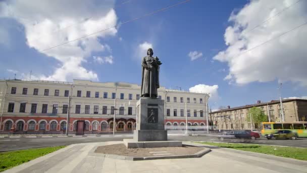 Monumento al fundador de Yaroslavl - Yaroslav el Sabio hiperlapso timelapse — Vídeos de Stock