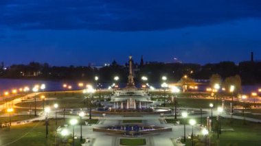 Yaroslavl Gece Timelapse Strelka Park Çeşme Performans