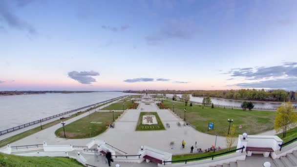 Widok na Park miejski Strelka w Jarosławiu znajduje się wzdłuż rzeki Wołgi dzień nasypu do nocy timelapse — Wideo stockowe