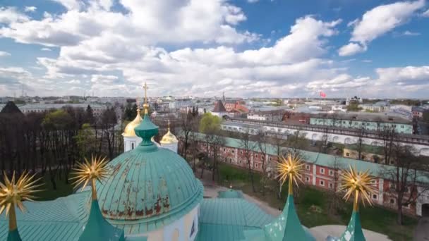 Panorama de la ville de Yaroslavl timelapse du clocher du monastère Spaso-Preobrazhensky — Video