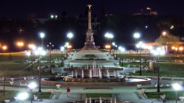 Fontana Spettacolo nel Parco Strelka di Jaroslavl notte timelapse — Video Stock