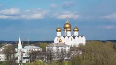 Spaso-Preobrazhensky Manastırı çan kulesinden Yaroslavl şehir timelapse Panoraması