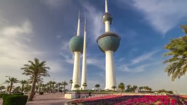 El hiperlapso del timelapse de las torres de Kuwait - el hito más conocido de la ciudad de Kuwait. Kuwait, Oriente Medio — Vídeo de stock