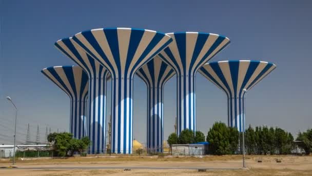 Torres de água azul e branca no Kuwait hyperlapse timelapse, Oriente Médio — Vídeo de Stock