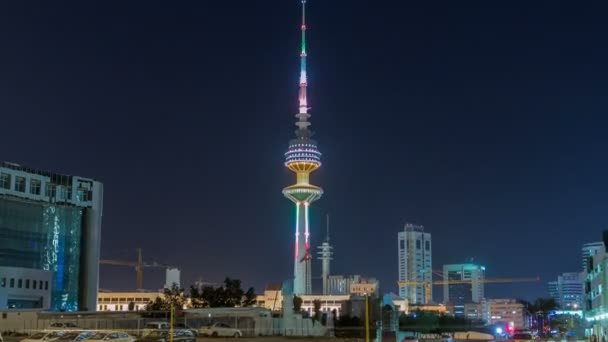 Liberation Tower timelapse hyperlapse i Kuwait City upplyst på natten. Kuwait, Mellanöstern — Stockvideo