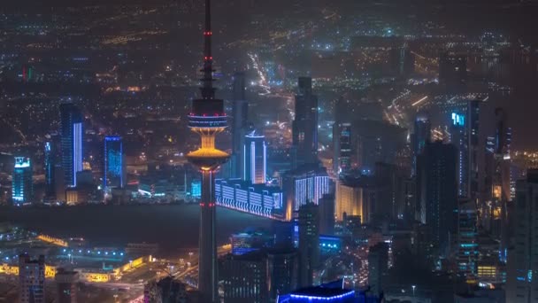 Top uitzicht op de Liberation Tower timelapse in Koeweit Stad verlicht 's nachts. Koeweit, Midden-Oosten — Stockvideo