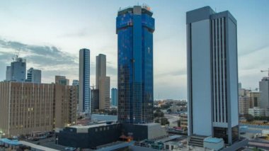 Kuveyt 'te gece gündüz gökdelenlerle gökyüzü çizgisi alacakaranlıkta aydınlandı. Kuveyt Şehri, Orta Doğu