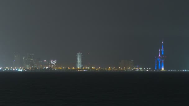 スカイスクレーパーとスカイライン夜のタイムラプスクウェート市のダウンタウンの夕暮れ時に点灯します。クウェート市、中東 — ストック動画