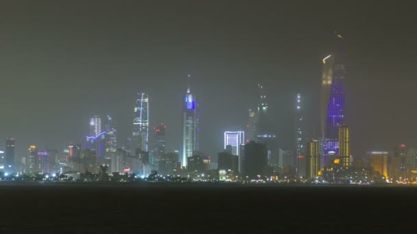 在科威特市中心，摩天大楼的夜空在黄昏时闪烁着光芒。科威特城，中东 — 图库视频影像
