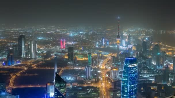 Skyline met Skyscrapers nacht timelapse in Koeweit Stad verlicht in de schemering. Koeweit Stad, Midden-Oosten — Stockvideo