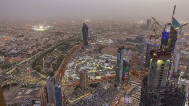 Skyline con grattacieli giorno per notte timelapse a Kuwait City centro illuminato al tramonto. Kuwait City, Medio Oriente — Video Stock