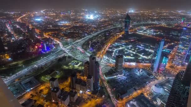 Skyline met Skyscrapers nacht timelapse in Koeweit Stad verlicht in de schemering. Koeweit Stad, Midden-Oosten — Stockvideo