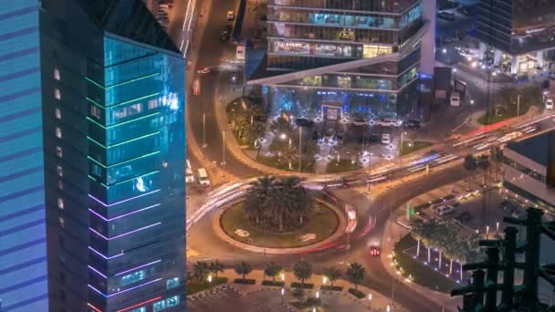 Skyline met Skyscrapers nacht timelapse in Koeweit Stad verlicht in de schemering. Koeweit Stad, Midden-Oosten — Stockvideo