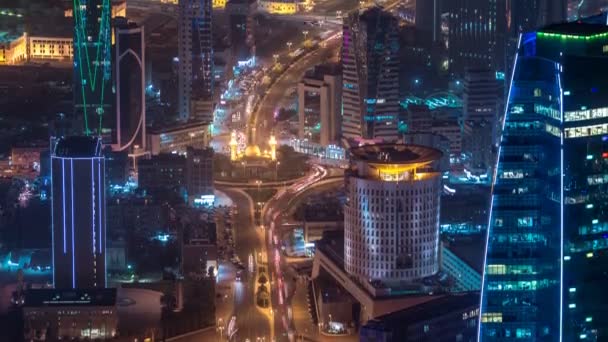 Скайлайн з Skyscrapers вночі Timelapse в центрі Кувейту освітлювався в сутінках. Kuwait City, Middle East — стокове відео