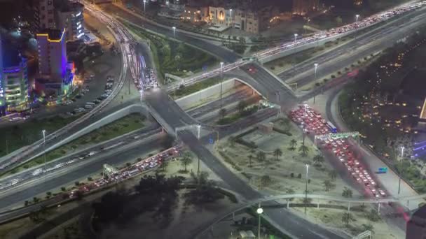 Skyline und Verkehr am nächtlichen Kreuzungsbereich in der Innenstadt von Kuwait City in der Abenddämmerung beleuchtet. Kuwait-Stadt, Naher Osten — Stockvideo