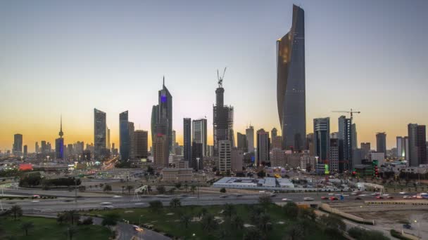 Skyline con rascacielos día a noche timelapse en la ciudad de Kuwait centro iluminado al atardecer. Ciudad de Kuwait, Oriente Medio — Vídeos de Stock