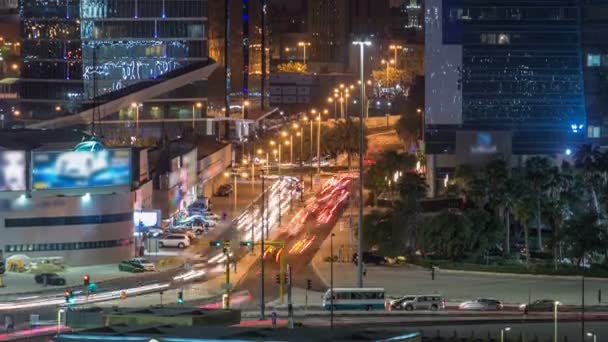 Skyline i ruch na skrzyżowaniu nocy timelapse w Kuwejcie centrum miasta oświetlony o zmierzchu. Kuwejt, Bliski Wschód — Wideo stockowe