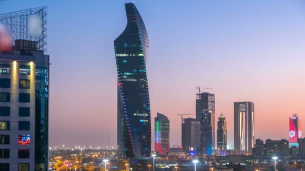 Skyline με ουρανοξύστες μέρα με τη νύχτα timelapse στο Κουβέιτ City στο κέντρο φωτίζεται το σούρουπο. Πόλη του Κουβέιτ, Μέση Ανατολή — Αρχείο Βίντεο