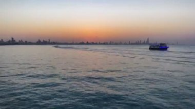 Kuveyt 'te gece gündüz gökdelenlerle gökyüzü çizgisi alacakaranlıkta aydınlandı. Kuveyt Şehri, Orta Doğu