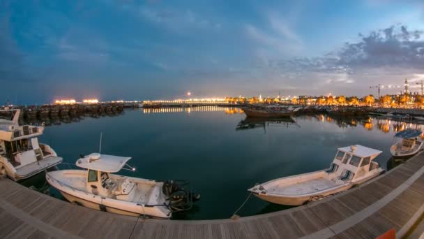Fiskebåt parkerad nära fiskmarknaden bredvid Kuwait City Area dag till natt timelapse — Stockvideo