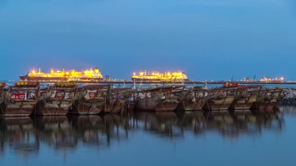 Barco de pesca estacionado perto do mercado de peixes ao lado da área da cidade do Kuwait dia a noite timelapse — Vídeo de Stock