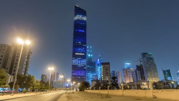 Högsta byggnaden i Kuwait City timelapse hyperlapse - Al Hamra Tower i skymningen. Kuwait City, Mellanöstern — Stockvideo