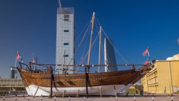 Historický dhow lodě timelapse hyperlapseat námořní muzeum v Kuvajtu. Kuvajt, Blízký východ — Stock video