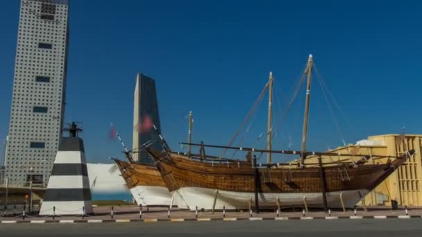 Történelmi dhow hajók időugrás hiperlapseat a Tengerészeti Múzeum Kuvaitban. Kuvait, Közel-Kelet — Stock videók