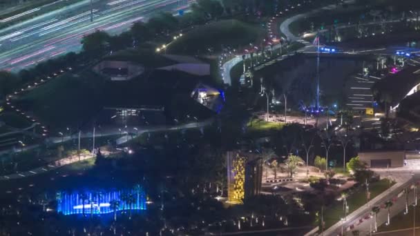 Ночной пейзаж города Кувейта с музыкальными фонтанами в парке — стоковое видео