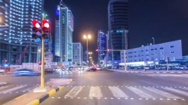 Kuveyt 'teki şehir otobanındaki trafiğin içinden geç. Kuveyt, Orta Doğu
