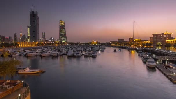 Yachts et bateaux à la Sharq Marina jour à nuit hyperlapse timelapse au Koweït. Koweït, Moyen-Orient — Video